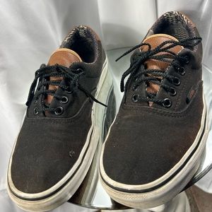 Vans Era 59.  Men’s size 9 pre-owned and in great condition and a lot of tread.